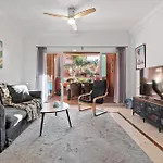 Апартаменты 49 Comfortable 2-bedroom Garden Close To *